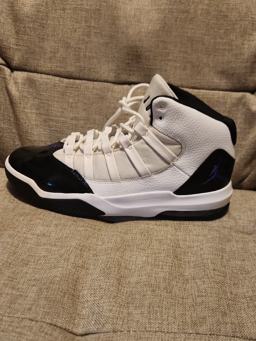 Size 13M Jordan Max Aura 'Concord' White Dark Concord Black AQ9084-121 Preowned